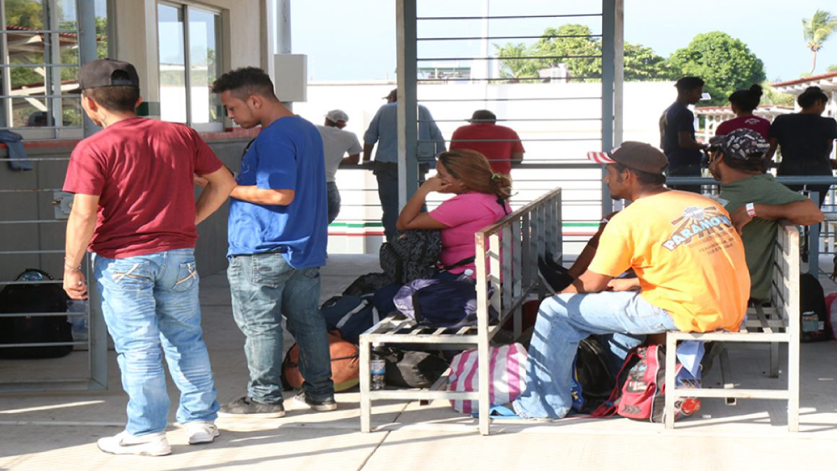 Entregan tarjeta humanitaria a 969 miembros de caravana migrante