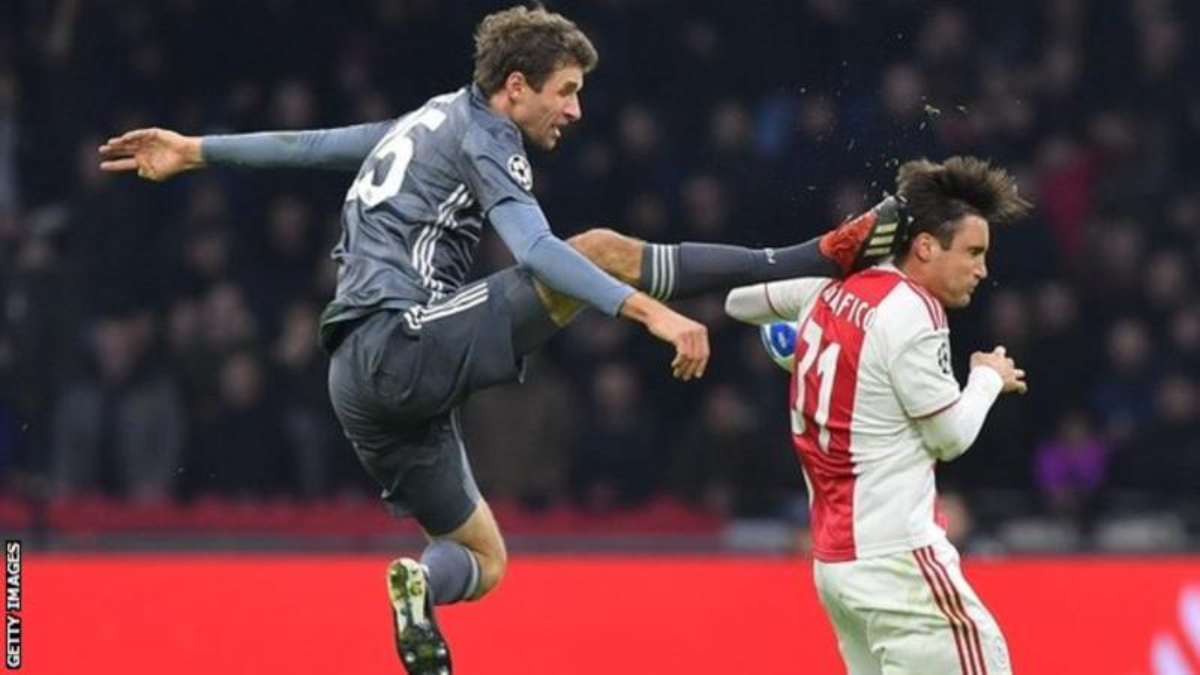 UEFA suspende a Thomas Müeller para octavos de la Champions