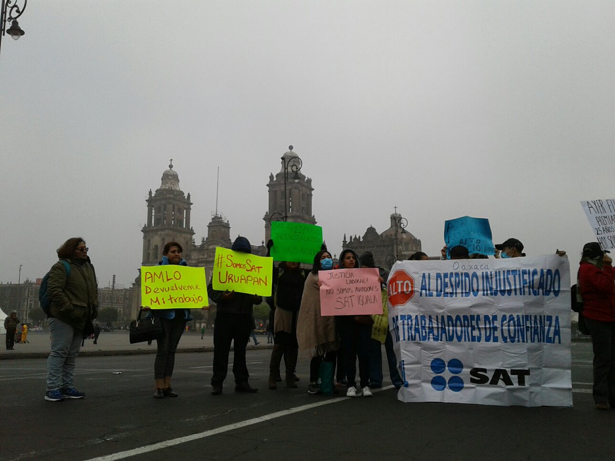 Ex trabajadores del SAT se manifiestan en Palacio Nacional - trabajadores-del-sat-protestas
