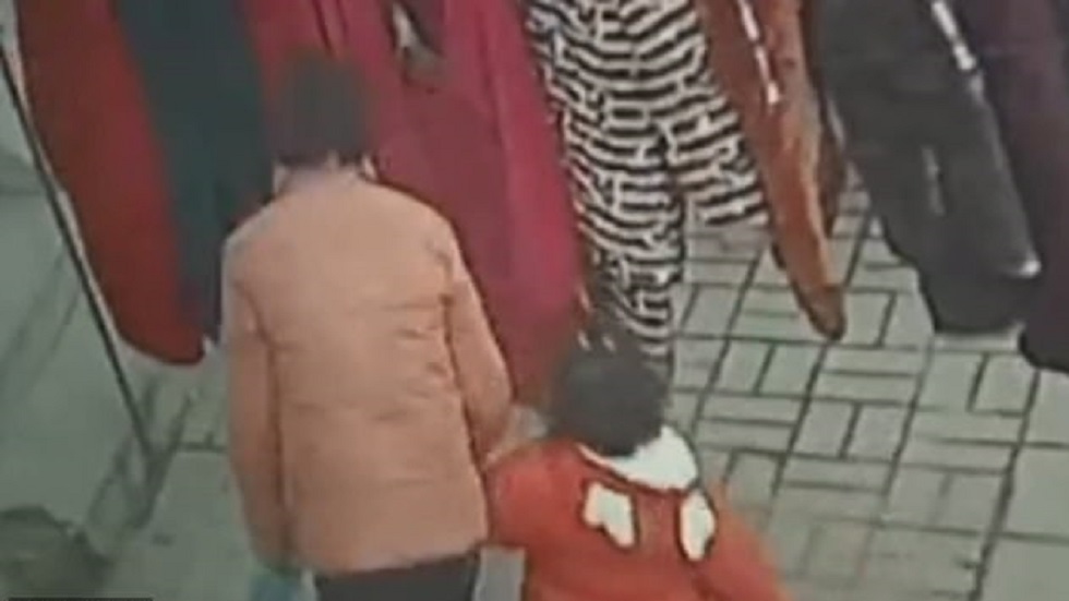 #Video Traficante de personas se roba a niña en China