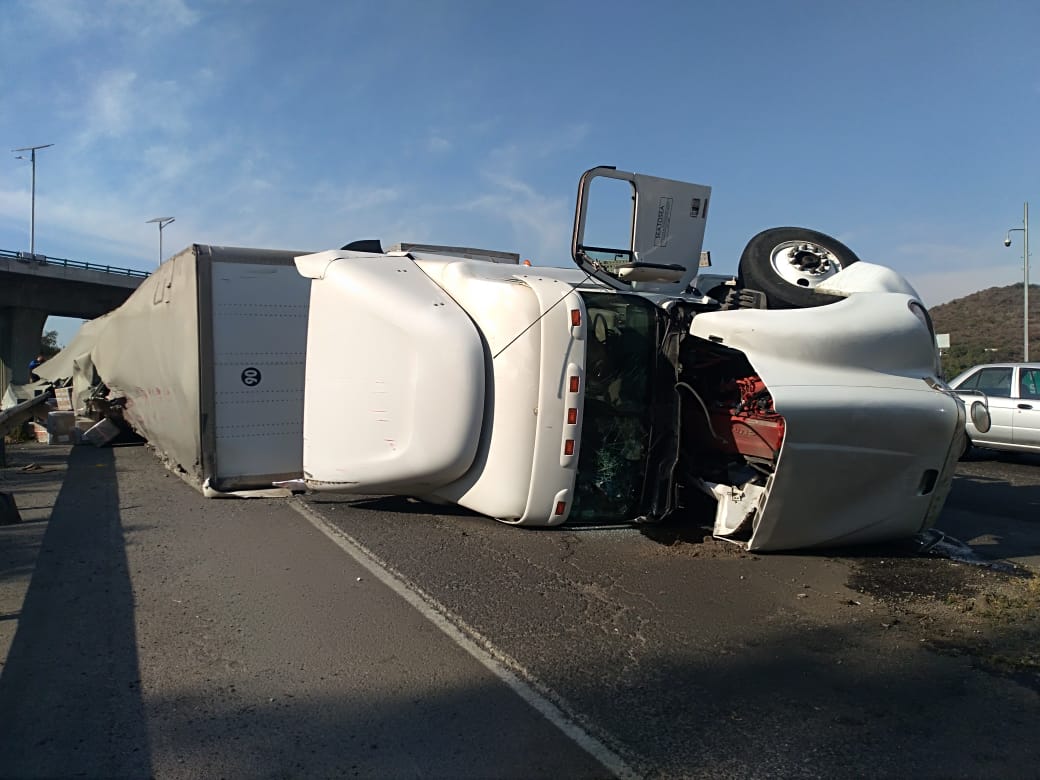 Volcadura de tráiler provoca afectaciones viales en Tlalnepantla - trailer-jesus-reyes-heroles-2