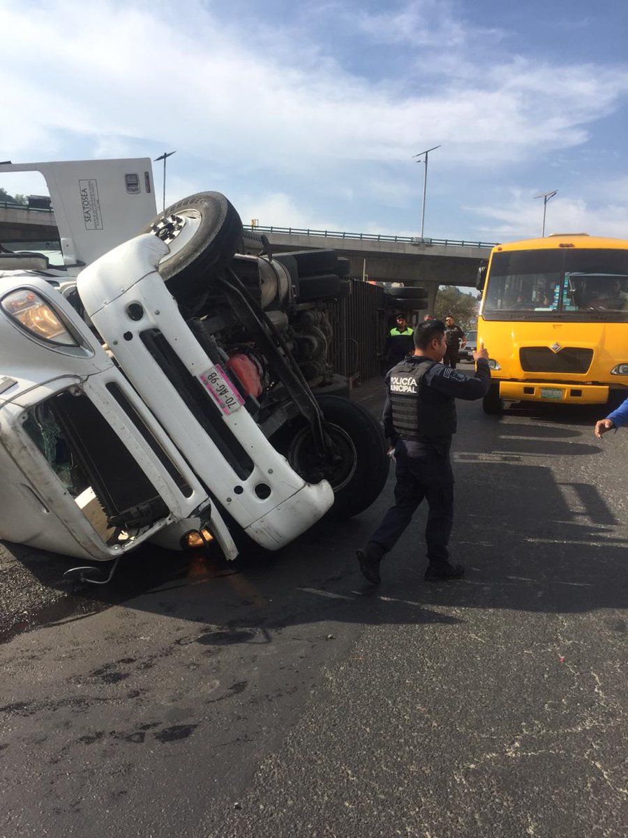 Volcadura de tráiler provoca afectaciones viales en Tlalnepantla - trailer-jesus-reyes-heroles-3