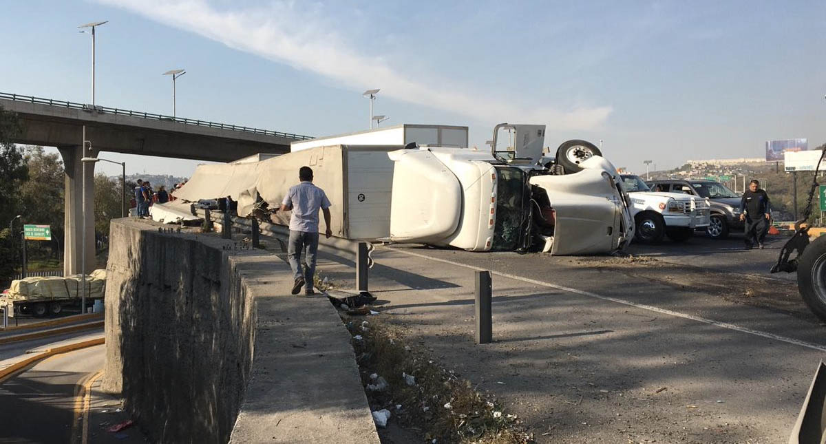 Volcadura de tráiler provoca afectaciones viales en Tlalnepantla