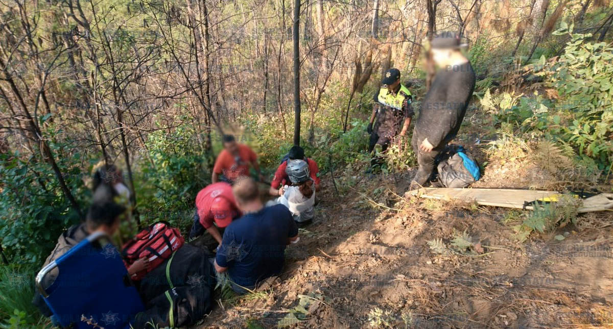 Rescatan en Valle de Bravo a pareja de extranjeros que se accidentó en parapente