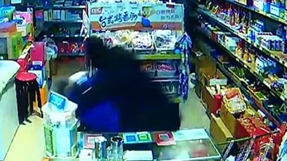 #Video Anciano frustra asalto a mano armada en China