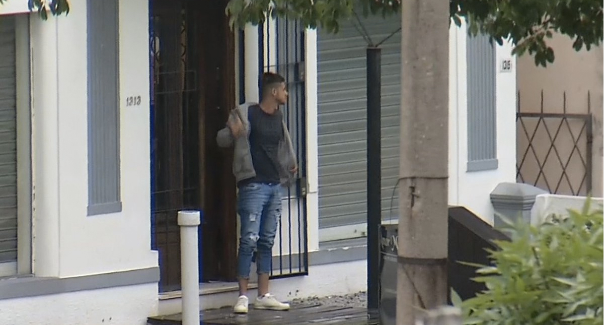 #Video Hombre toma rehenes en estética de Uruguay