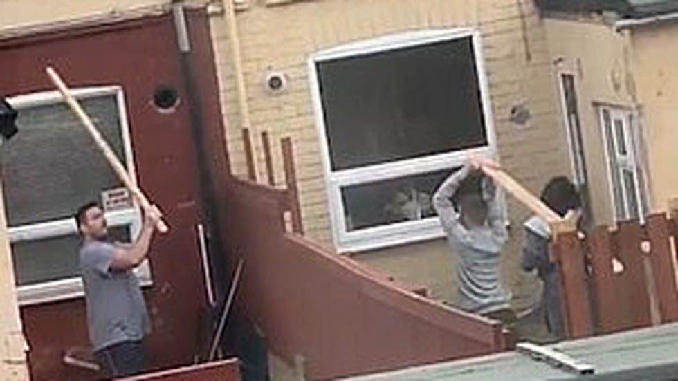 #Video Vecinos pelean a tablazos en Gran Bretaña