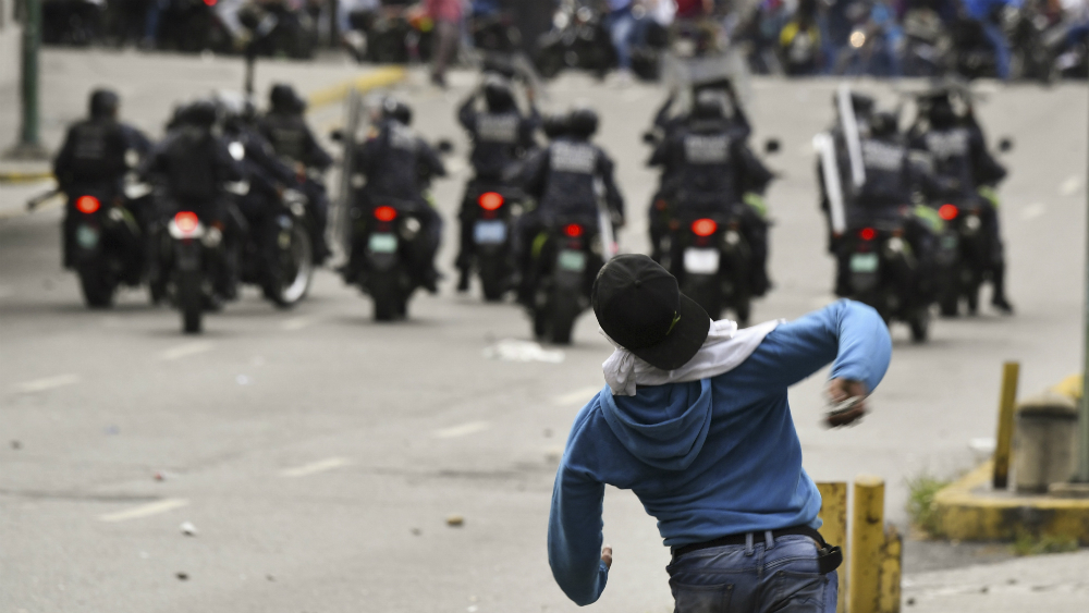 EE.UU. condena uso de fuerza militar en Venezuela