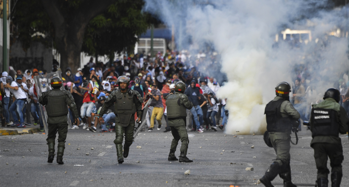 Guardia Nacional se enfrenta contra manifestantes opositores en Caracas