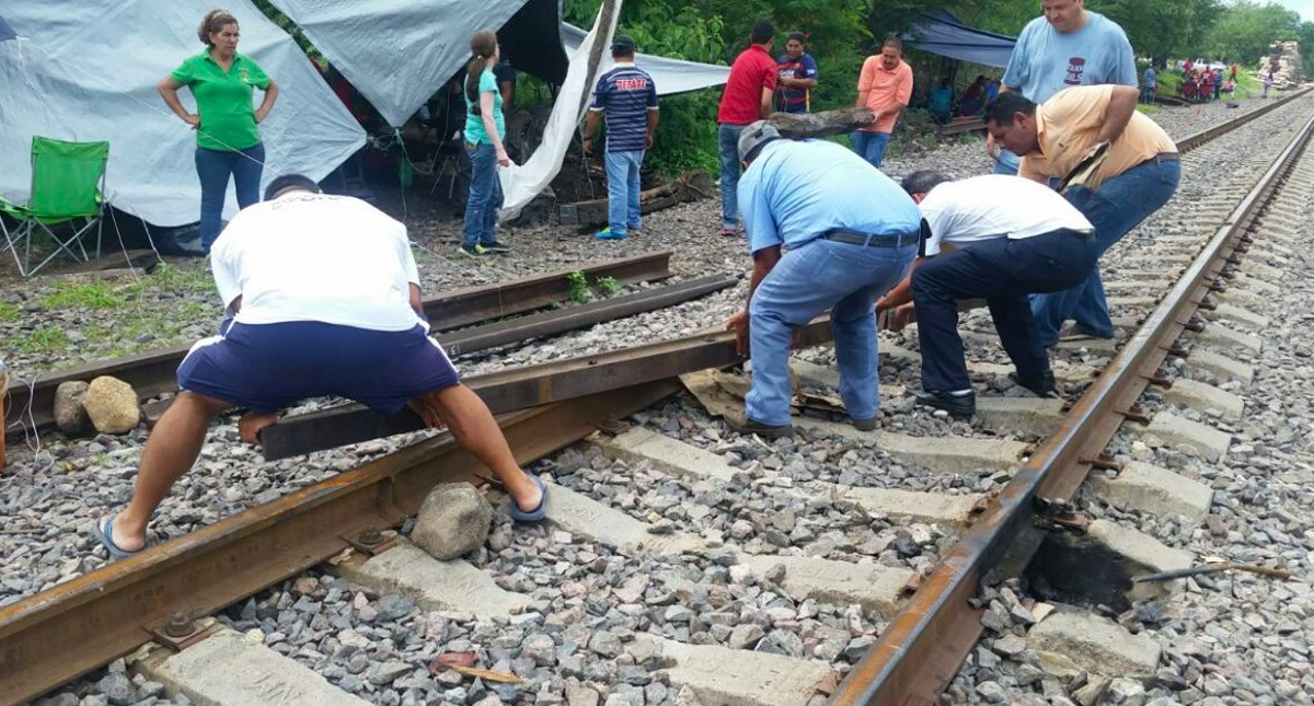 CNTE exige pago de 5 mil mdp para liberar vías ferroviarias de Michoacán