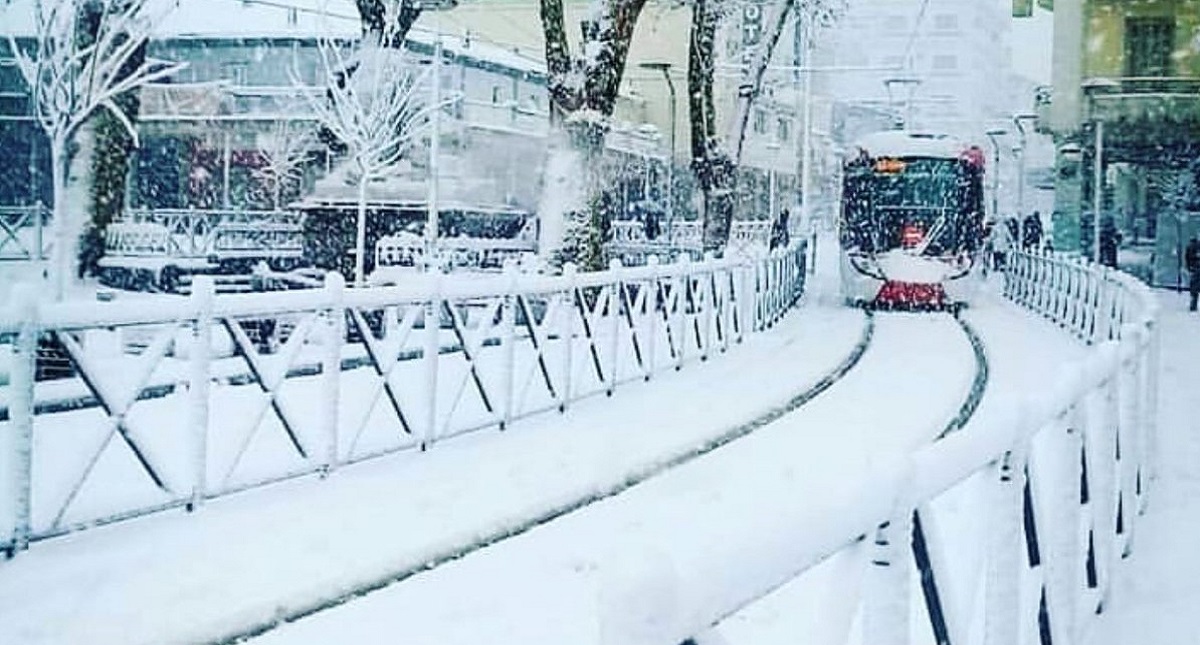 Tormenta invernal cubre de nieve Argelia - vias-cubiertas-de-nieve