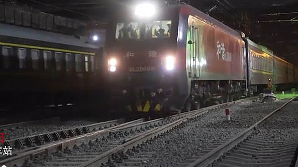 #VIDEO Reemplazan vías de tren en una sola noche en China - vias-de-la-estacion-de-tren-de-xian