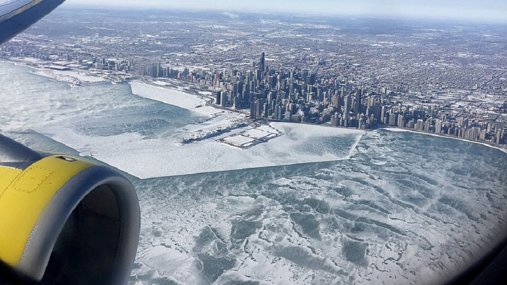 Suman doce muertes por el frío extremo en Estados Unidos - vista-aerea-desde-el-lago-michigan