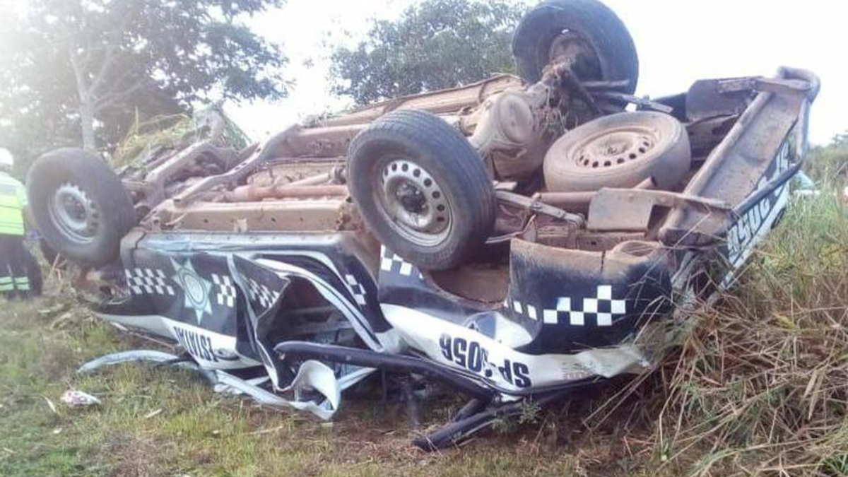 Mueren dos policías por volcadura de patrulla en Veracruz