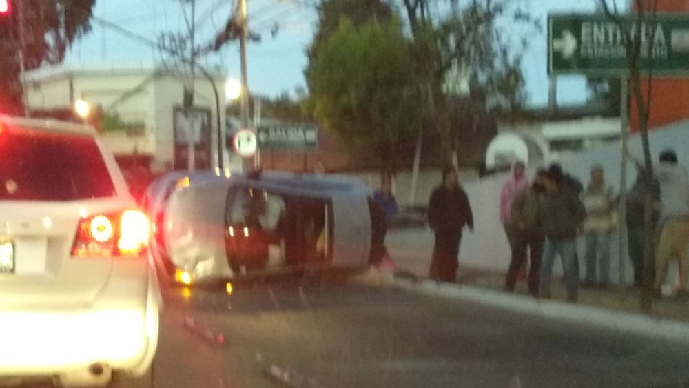 Vuelca automóvil en Cuajimalpa