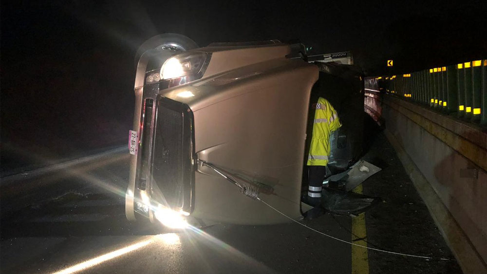 Vuelca tráiler en la Autopista México-Cuernavaca