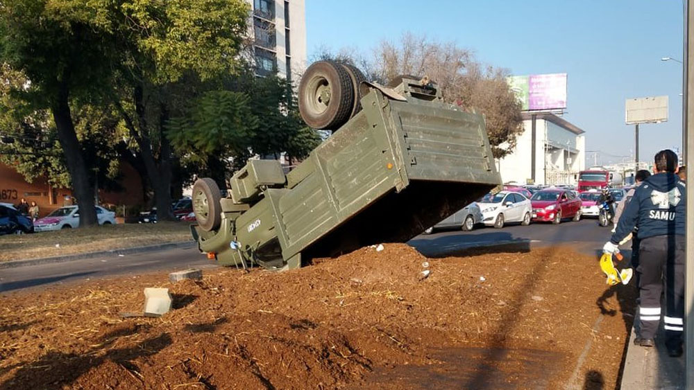 Vuelca camión de la Sedena en Periférico - volcadura-peri