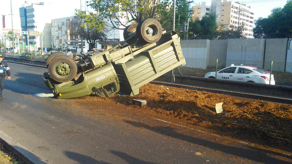 Vuelca camión de la Sedena en Periférico
