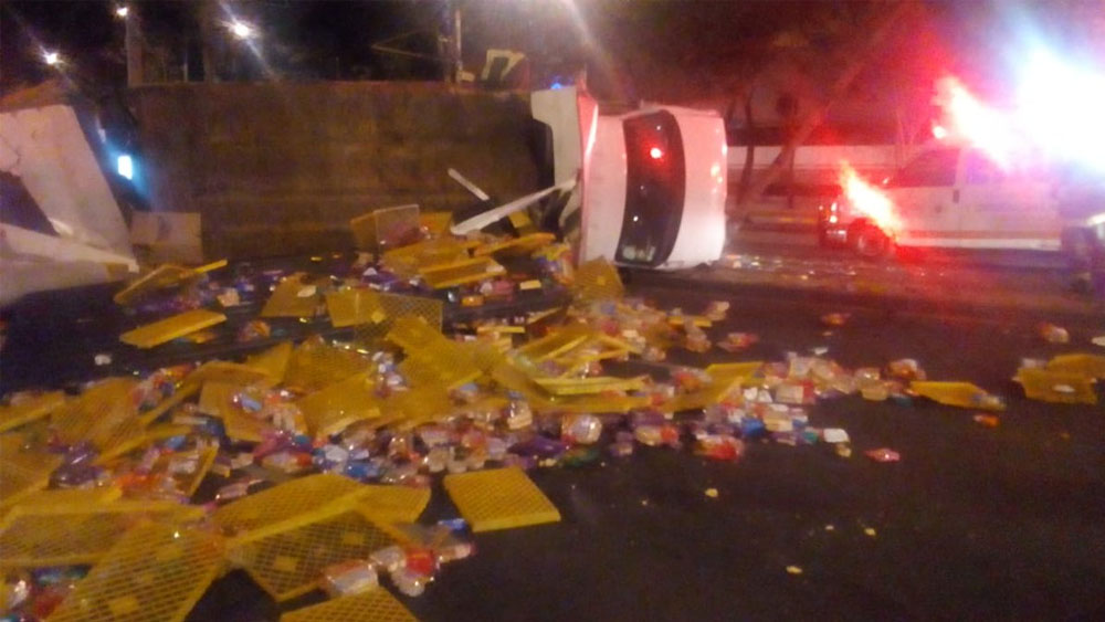 Vuelca camión repartidor de pan en Paseo de la Reforma