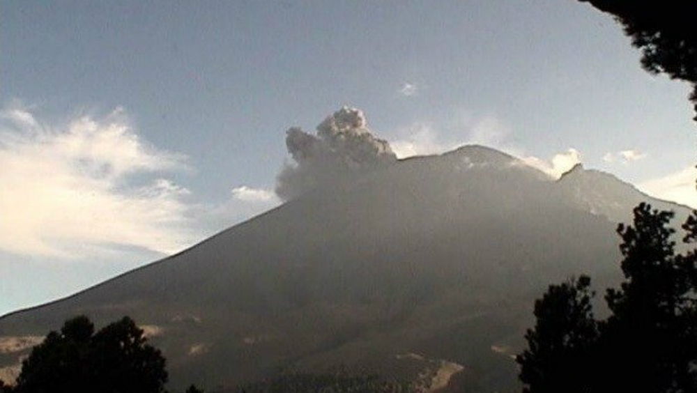 Volcán Popocatépetl presenta exhalación de mil 300 metros de altura
