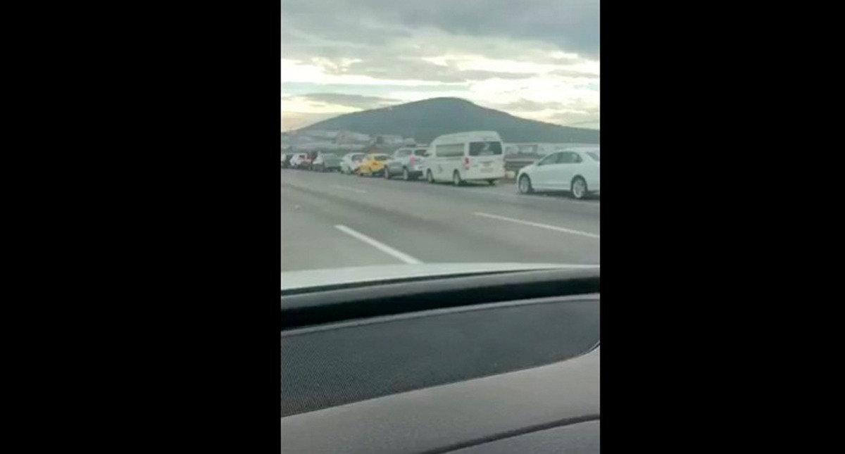 Largas filas para conseguir combustible en la autopista México-Qro