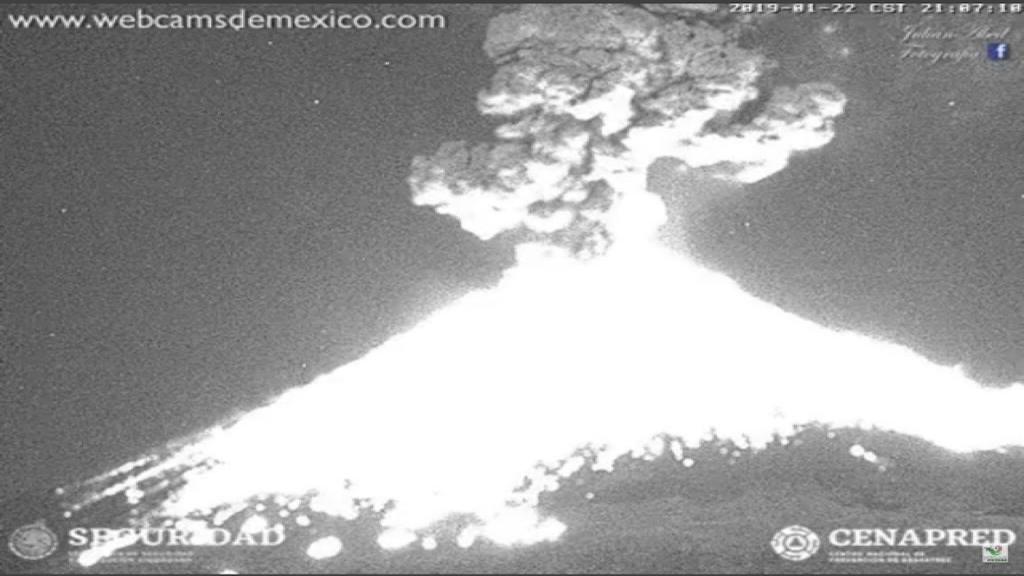 Fuerte exhalación del Popocatépetl