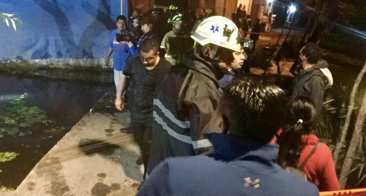 Rescatan a dos personas que cayeron a canal en Xochimilco