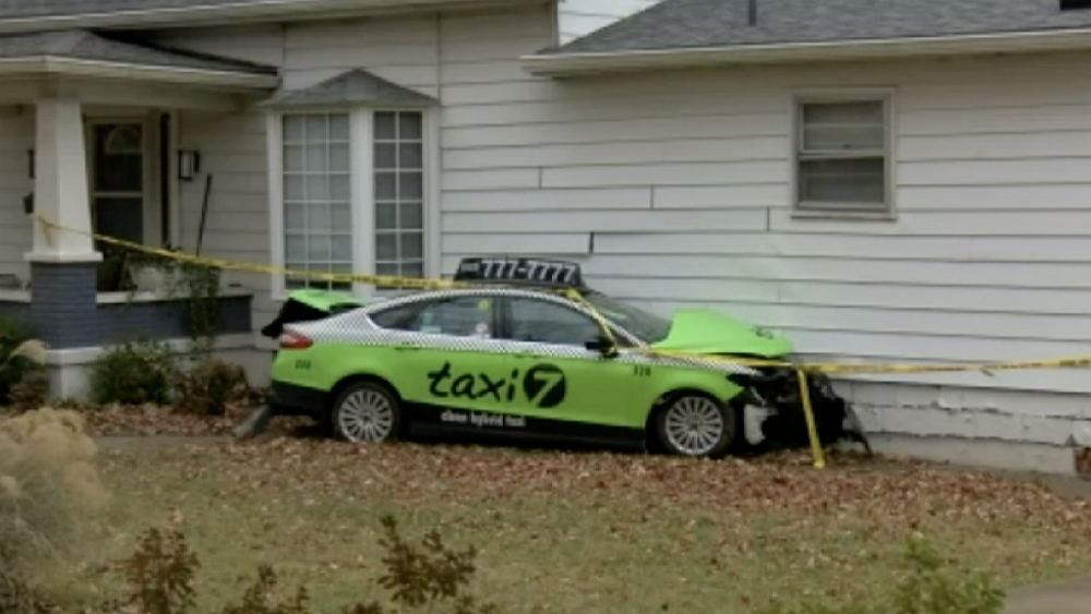 #Video Golpean a taxista en la cabeza y se estrella contra casa