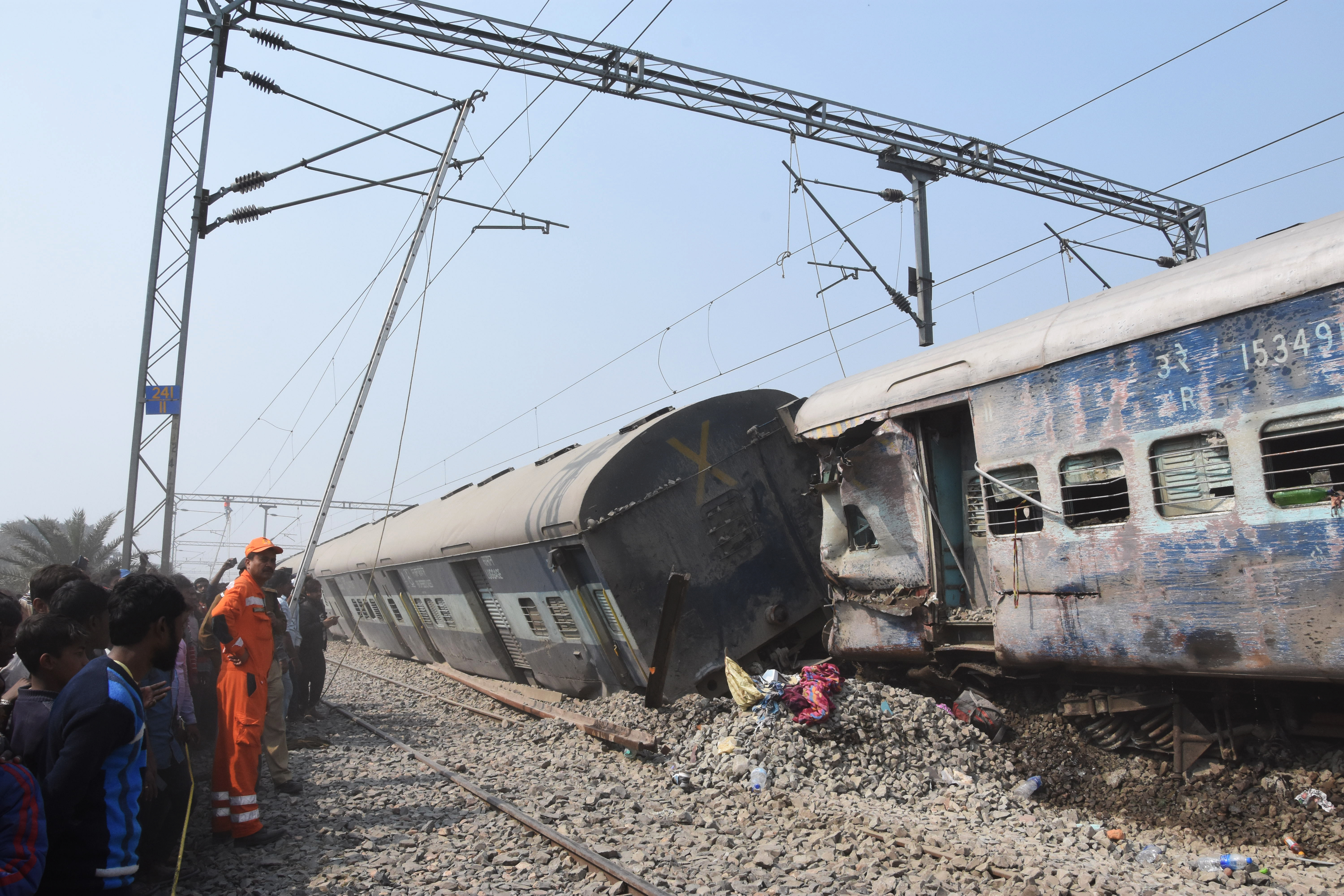 Al menos siete muertos y 29 heridos por descarrilamiento de tren en India - 000-1cz604
