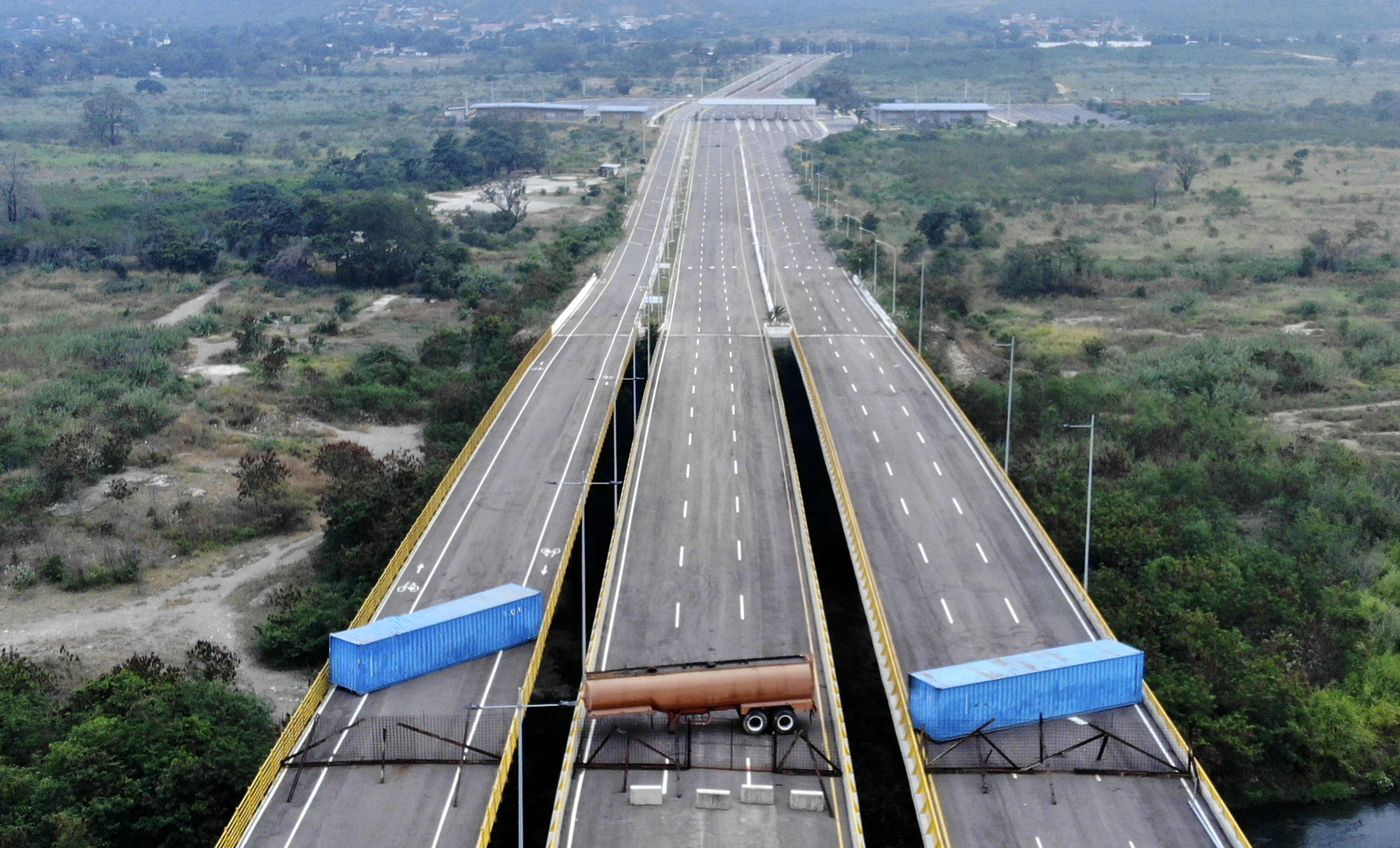 Soldados de Venezuela bloquean puente con Colombia: oposición