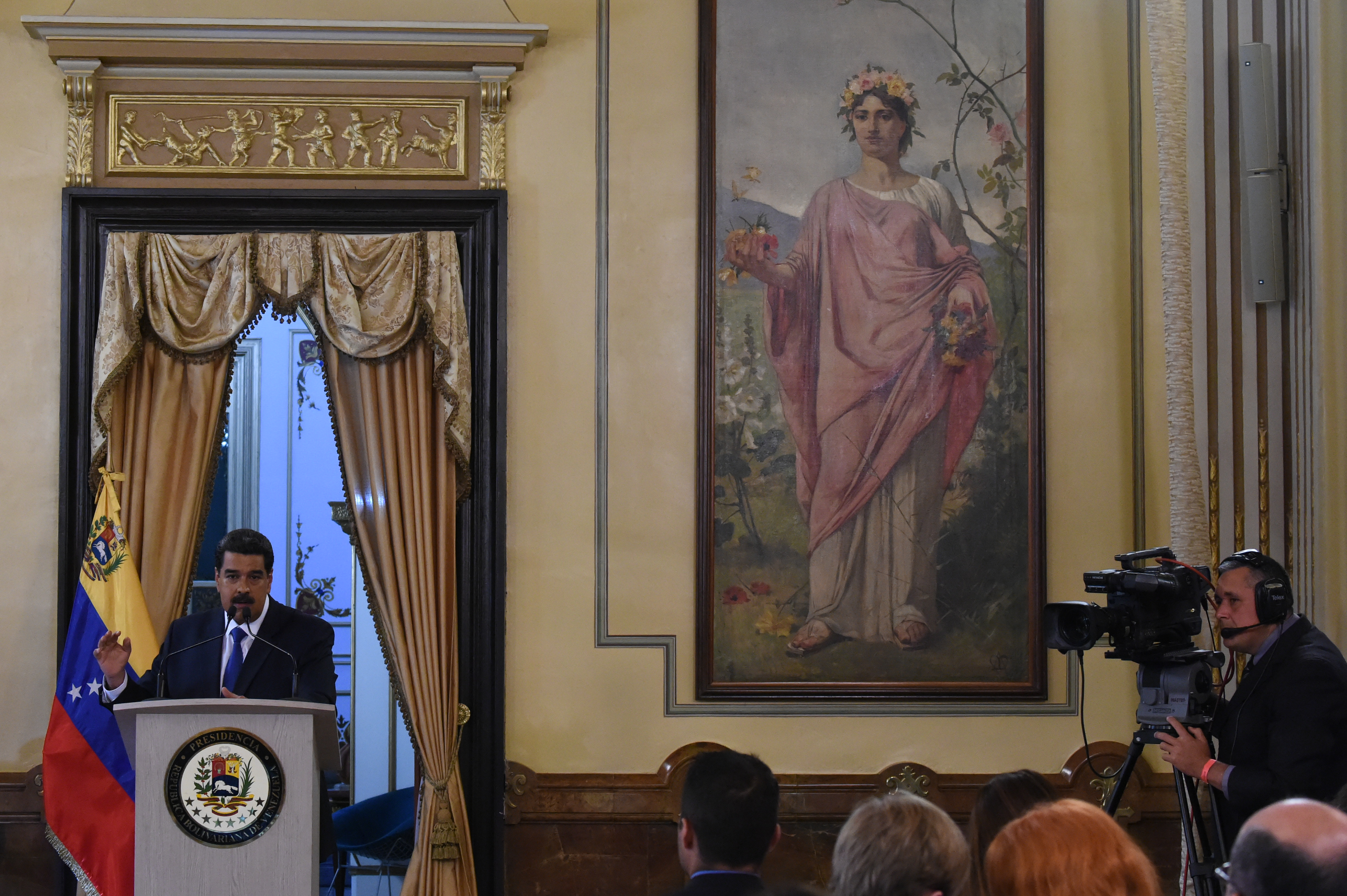 "Venezuela no va a permitir el show de la ayuda humanitaria": Maduro - 000-1d70l7