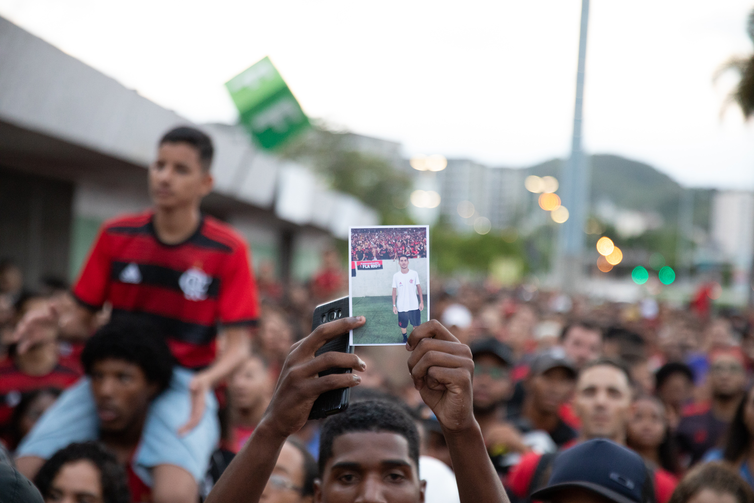 Aficionados del Flamengo rinden tributo a las víctimas del incendio - 000-1d89vd
