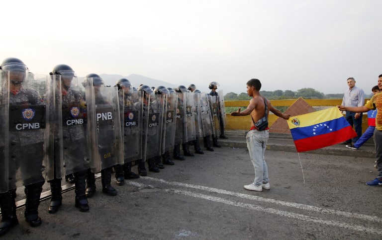 Desertan cuatro militares venezolanos tras cruzar frontera con Colombia - 000-1ds10p