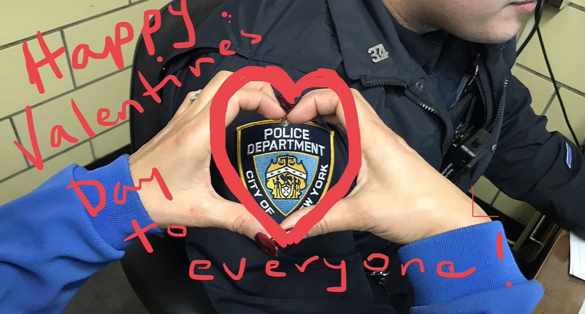 Policías de Nueva York devuelven anillo de compromiso a joven en Día del Amor - 34-precinto-de-nueva-york-deseo-feliz-dia-de-san-valentin