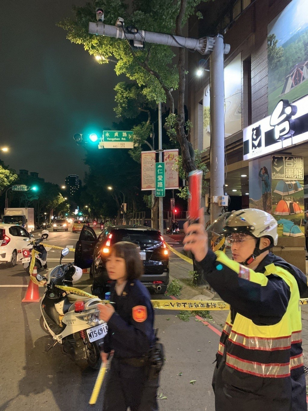 Joven sobrevive a suicidio al caer sobre auto que se detuvo en semáforo - 5c6a1dee60931