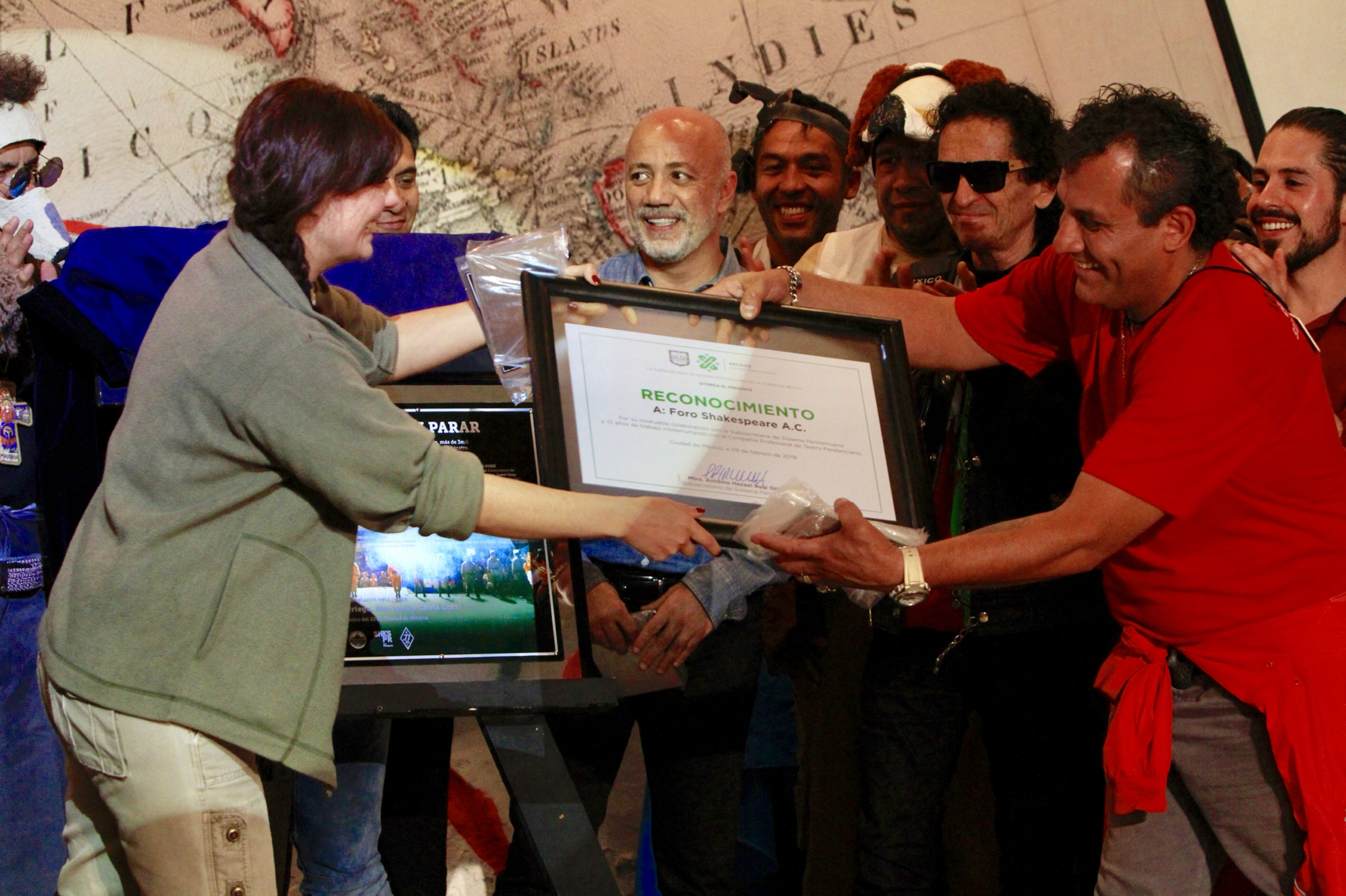 Alex Lora devela placa por diez años de Teatro Penitenciario - 90209174