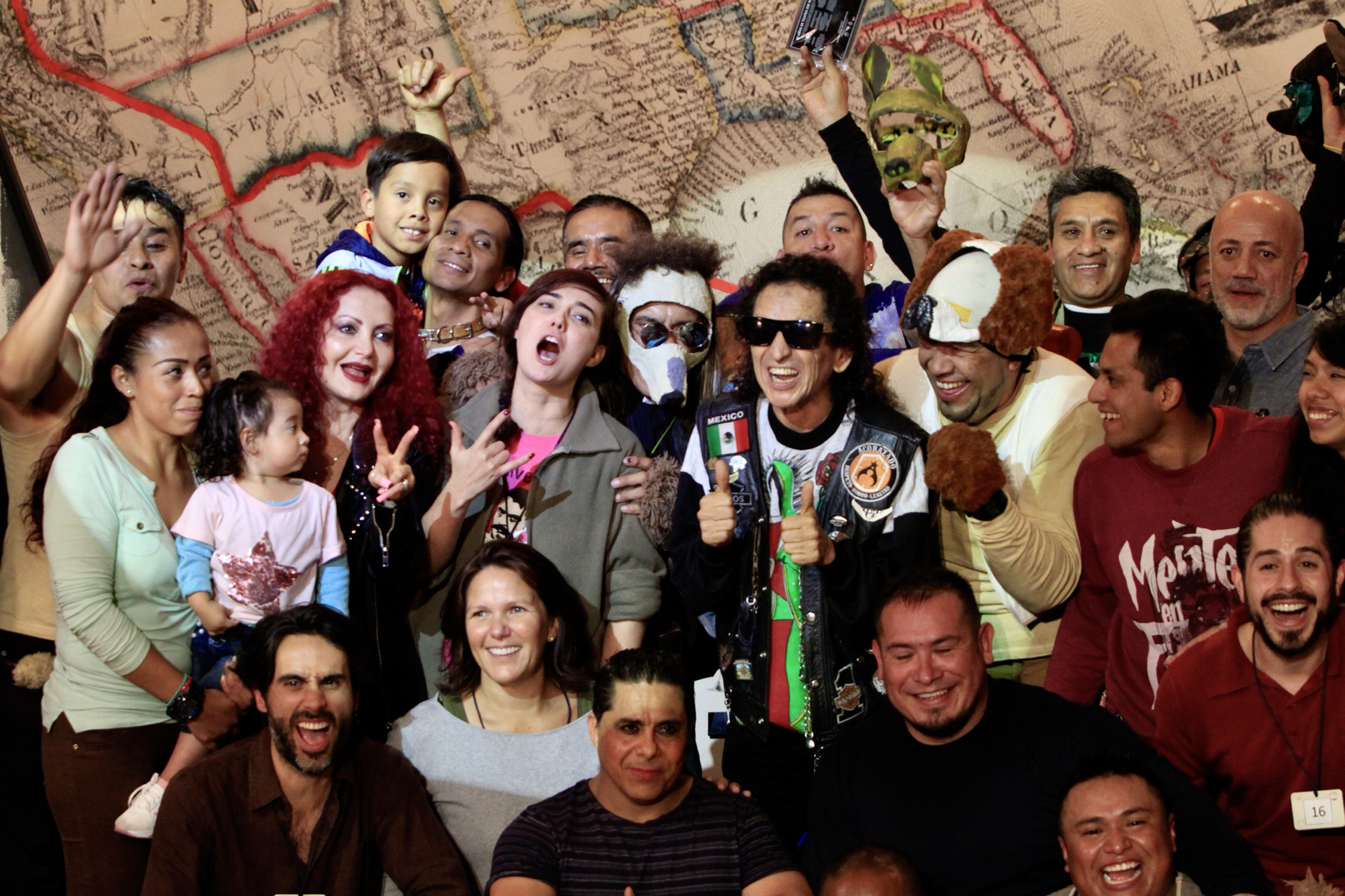 Alex Lora devela placa por diez años de Teatro Penitenciario - 90209179