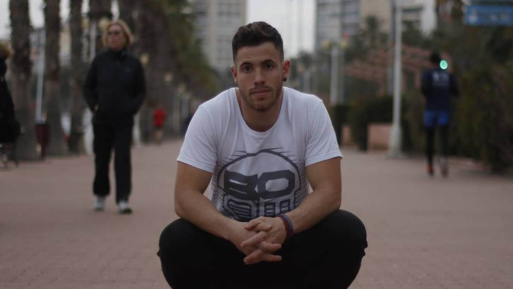 #Video Joven realiza acrobacia al borde de acantilado - aaron-boom