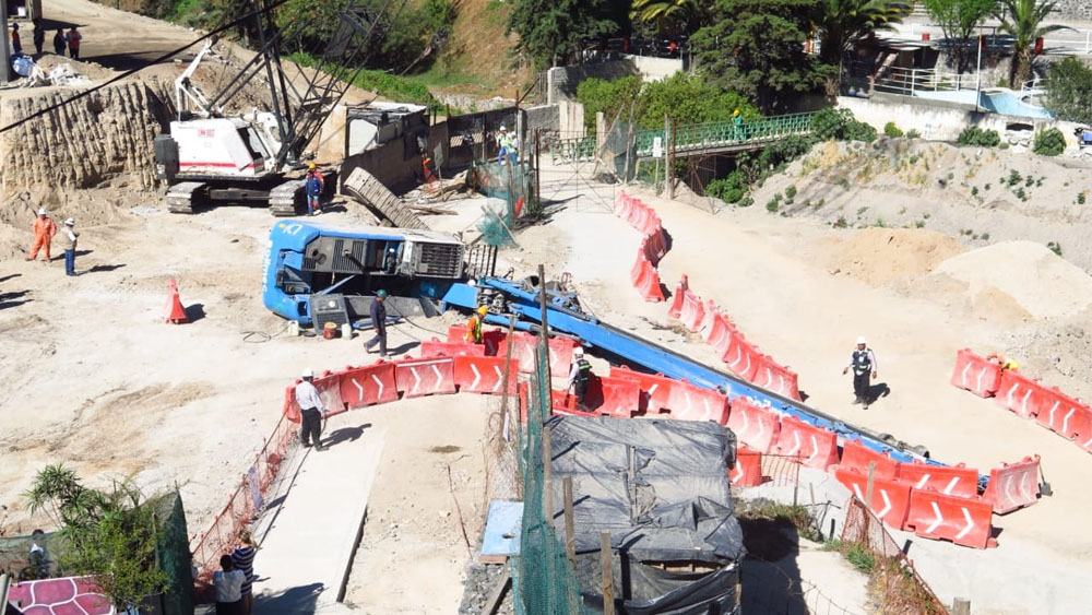 Volcadura de perforadora deja un herido en obras de Tren Interurbano Volcadura de perforadora deja un herido en obras de Tren Interurbano