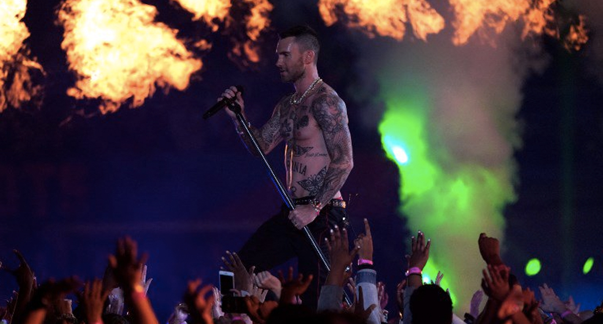 Adam Levine responde a críticas tras actuación en el Super Bowl