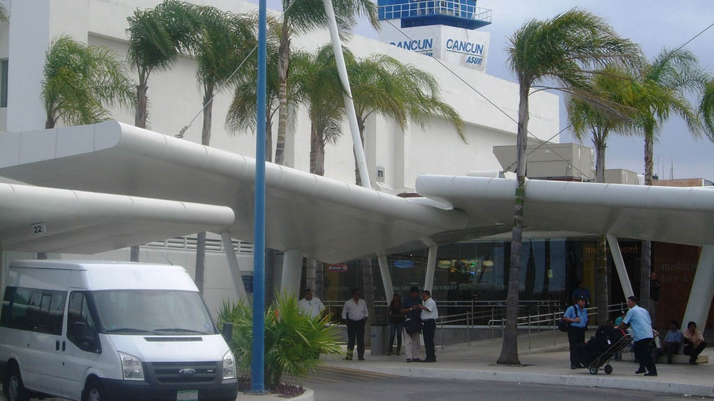 Detienen a pasajero con miles de dólares y euros en Aeropuerto de Cancún