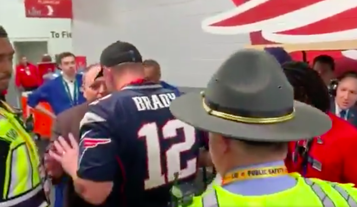 #Video Detienen a aficionado que se quiso colar al vestidor de Patriotas