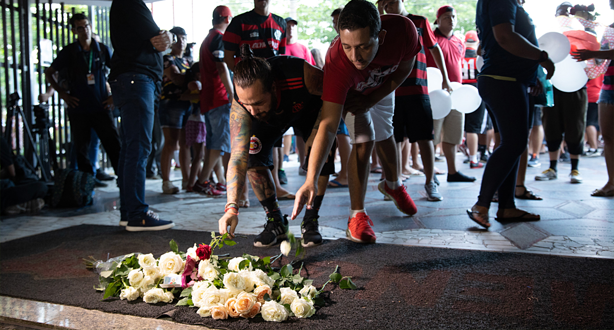 Aficionados del Flamengo rinden tributo a las víctimas del incendio