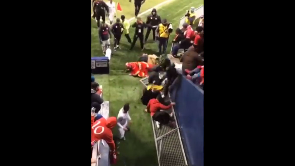 #Video Aficionados del Toluca caen desde gradas