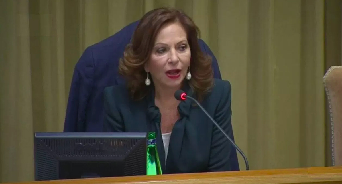 #Video Valentina Alazraki recibe ovación tras discurso en el Vaticano