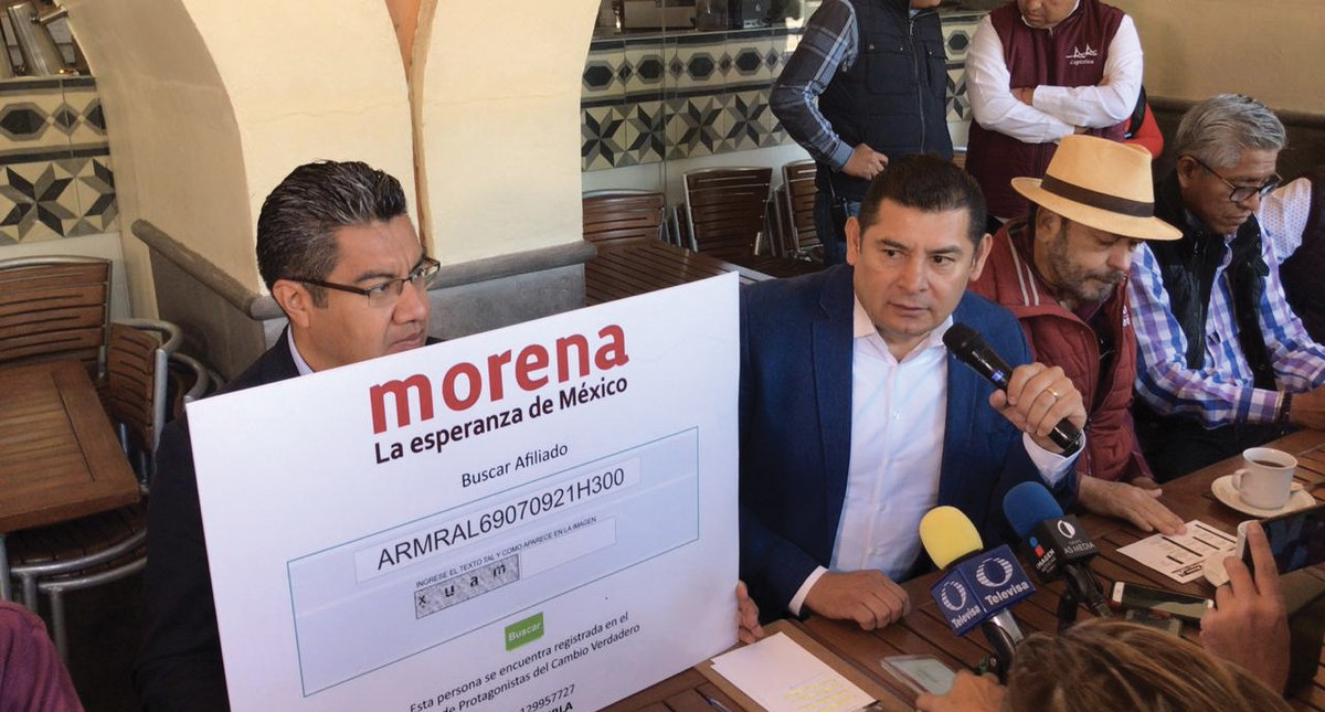 Alejandro Armenta muestra su registro como afiliado de Morena en Puebla