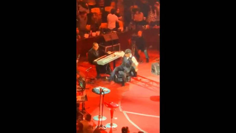 El Potrillo se burla de su resbalón en el palenque