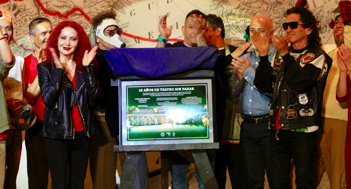 Alex Lora devela placa por diez años de Teatro Penitenciario