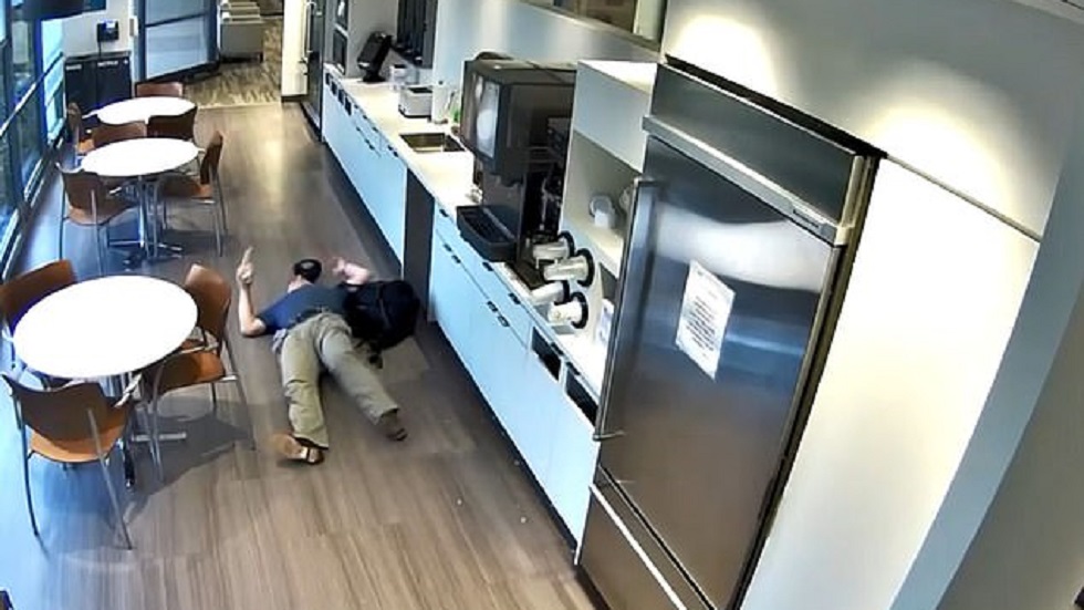 #Video Hombre finge resbalón para cobrar seguro