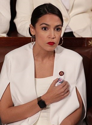 Congresista demócrata considera que Trump está "asustado" - alexandria-ocasio-cortez-durante-discurso-de-trump-del-estado-de-la-union